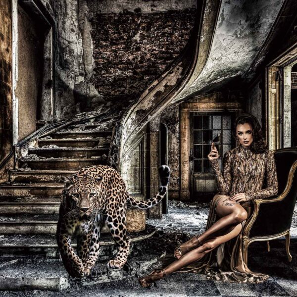 Glasschilderij Woman and Leopard 80x120cm
